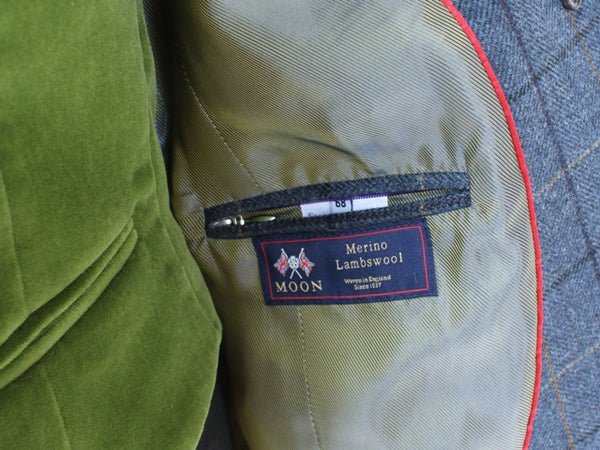 Tweed Blazer Damen blau mit Karo im Schnitt für Reitsport und Jagd. Ellenbogen Patches in okker. Detail Innentasche.