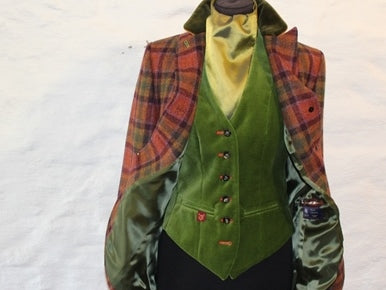 Tweed Blazer Damen mit Karo in rot-grün aus Mohair Tweed im Schnitt für Reitsport und Jagd. Ellenbogen Patches in okker. Mit alternativer Weste.
