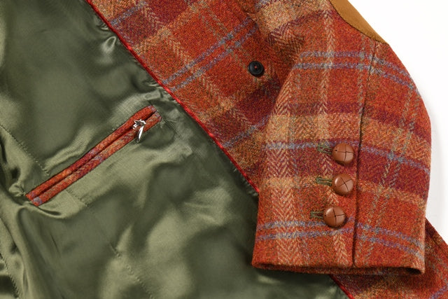 Shetland Tweed Blazer Damen mit Karo rot/orange im Schnitt für Reitsport und Jagd. Ellenbogen Patches in okker. Detail Knöpfe.