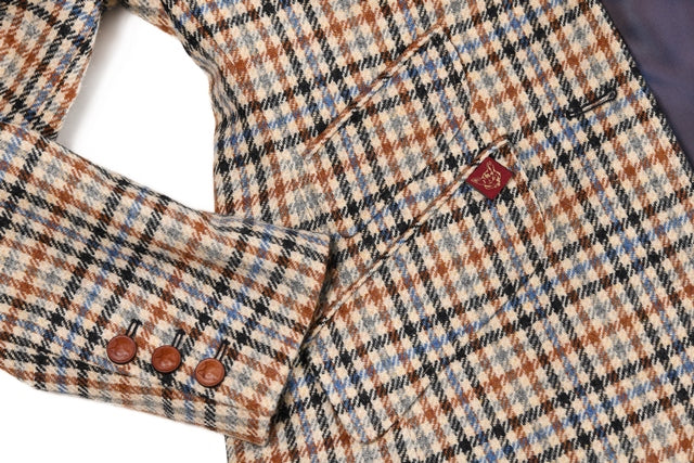 Tweed Blazer Damen in beige mit Vichymuster Karo im Schnitt für Reitsport und Jagd. Detail Taschen.