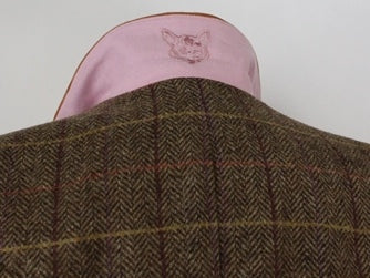 Shetland Tweed Blazer Damen braun mit Karo im Schnitt für Reitsport und Jagd. Ellenbogen Patches in okker. Detail Kragen.
