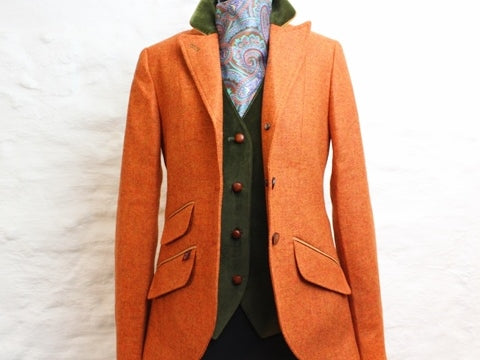 Shetland Tweed Blazer Damen in orange im Schnitt für Reitsport und Jagd. Ellenbogen Patches in okker.