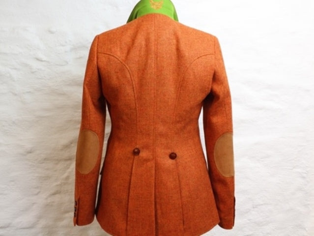 Shetland Tweed Blazer Damen in orange im Schnitt für Reitsport und Jagd. Ellenbogen Patches in okker. Hinten.