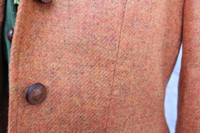 Shetland Tweed Blazer Damen in orange im Schnitt für Reitsport und Jagd. Ellenbogen Patches in okker. Detail Knöpfe vorne.