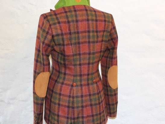 Tweed Blazer Damen mit Karo in rot-grün aus Mohair Tweed im Schnitt für Reitsport und Jagd. Ellenbogen Patches in okker. Hinten.