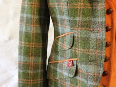 Tweed Blazer Damen in grün mit Karo aus Merinowolle im Schnitt für Reitsport und Jagd. Detail Taschen.