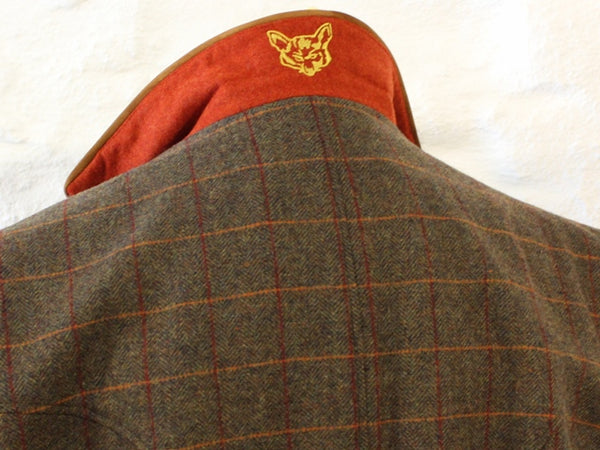 Tweed Hacking Jacket Herren in braun mit Karo in braun und rot für Reitsport und Jagd Detail Kragen