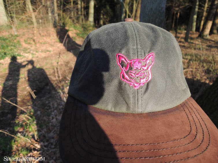 Wax Cap Jagdreiten ist schön im Stil für Reitsport und Jagd. Logo Pink.