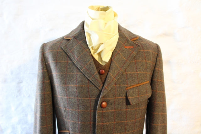 Tweed Hacking Jacket Herren in braun mit Karo in braun und rot für Reitsport und Jagd Detail vorne